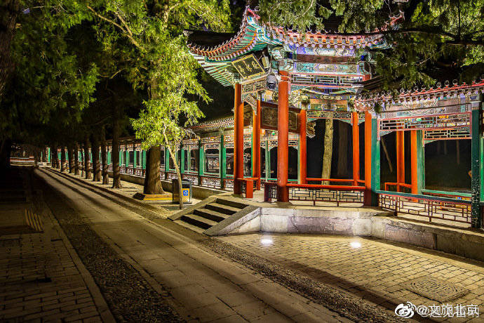 夜色灯影里的颐和园长廊