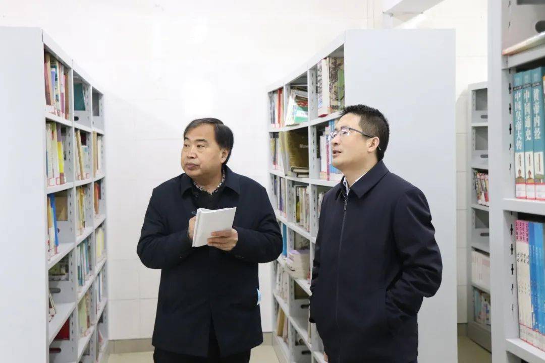 副校长赵建设,副校长张新乐陪同下对学校"双高双普"档案进行细致查看