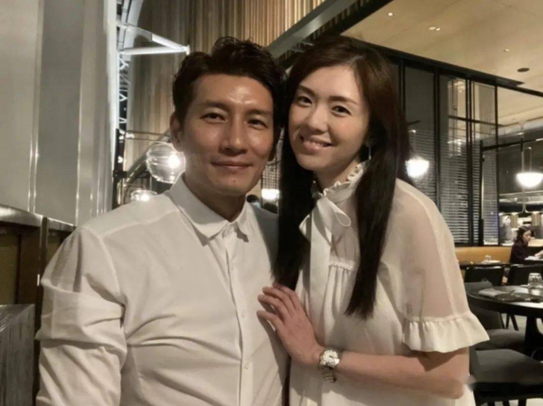 【新婚之喜】袁文杰张洁莲拉埋天窗 平安夜发婚照承诺一生一世