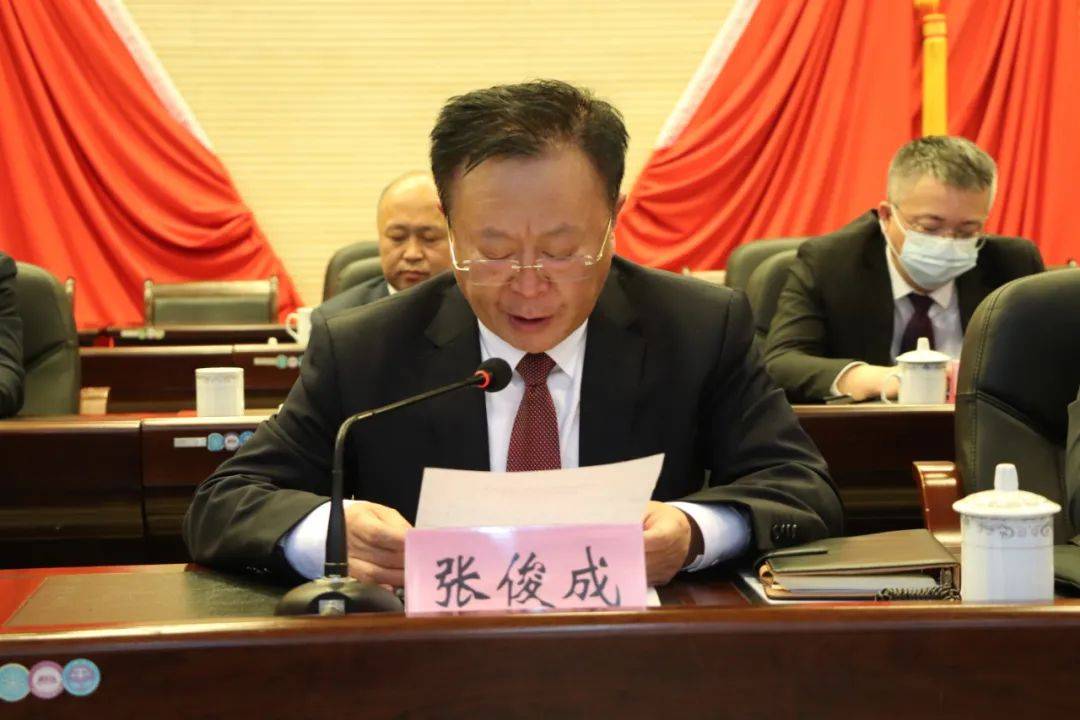 张俊成说,一年来,区级政协组织和广大政协委员,牢牢把握团结和民主两