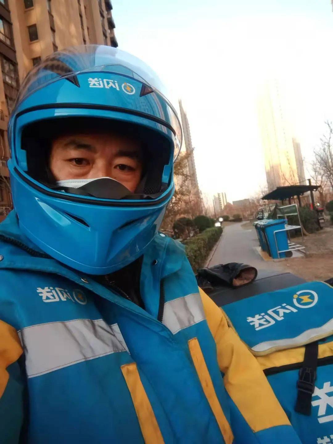 闪送员袁师傅在接送单途中回忆起那天的哭泣,袁师傅