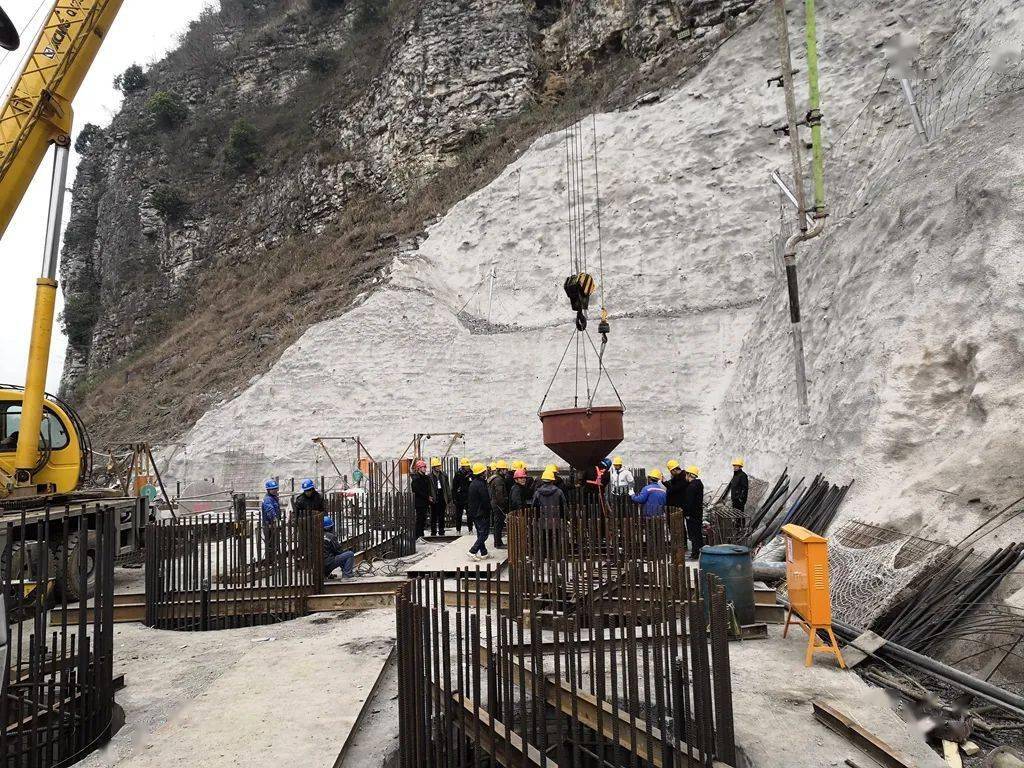 12月24日,镇七高速项目部筒车河特大桥第一根桩基(10-18)混凝土浇筑