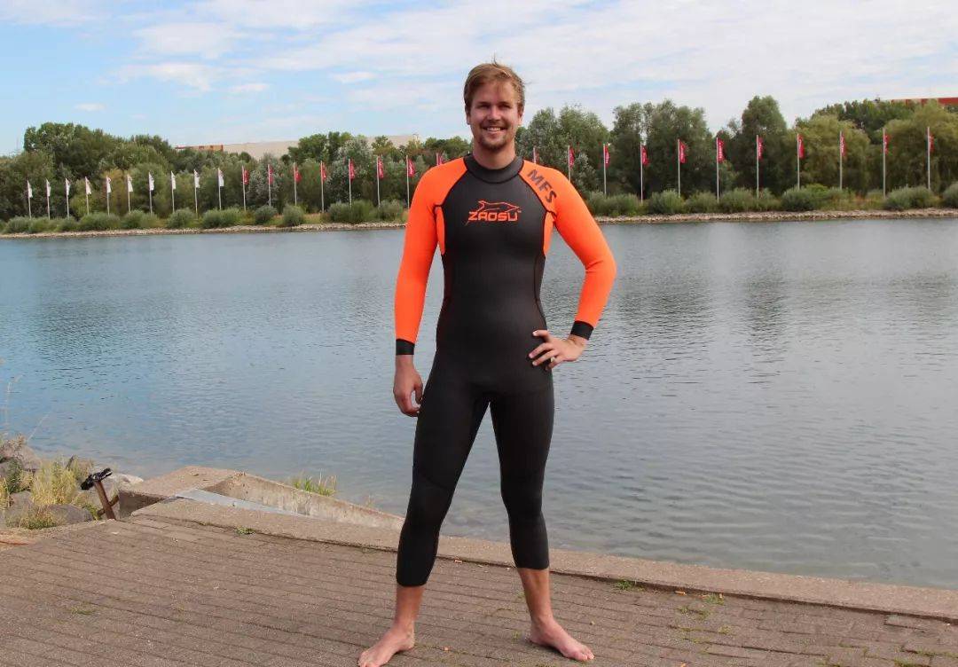 一件游泳爱好者喜欢的胶衣