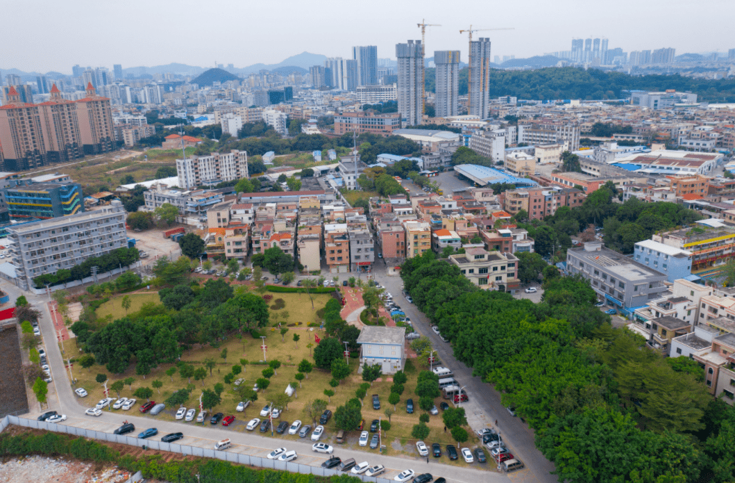 领导的带领下,依次考察了廉政文化公园,法治公园,东环天地商业大楼