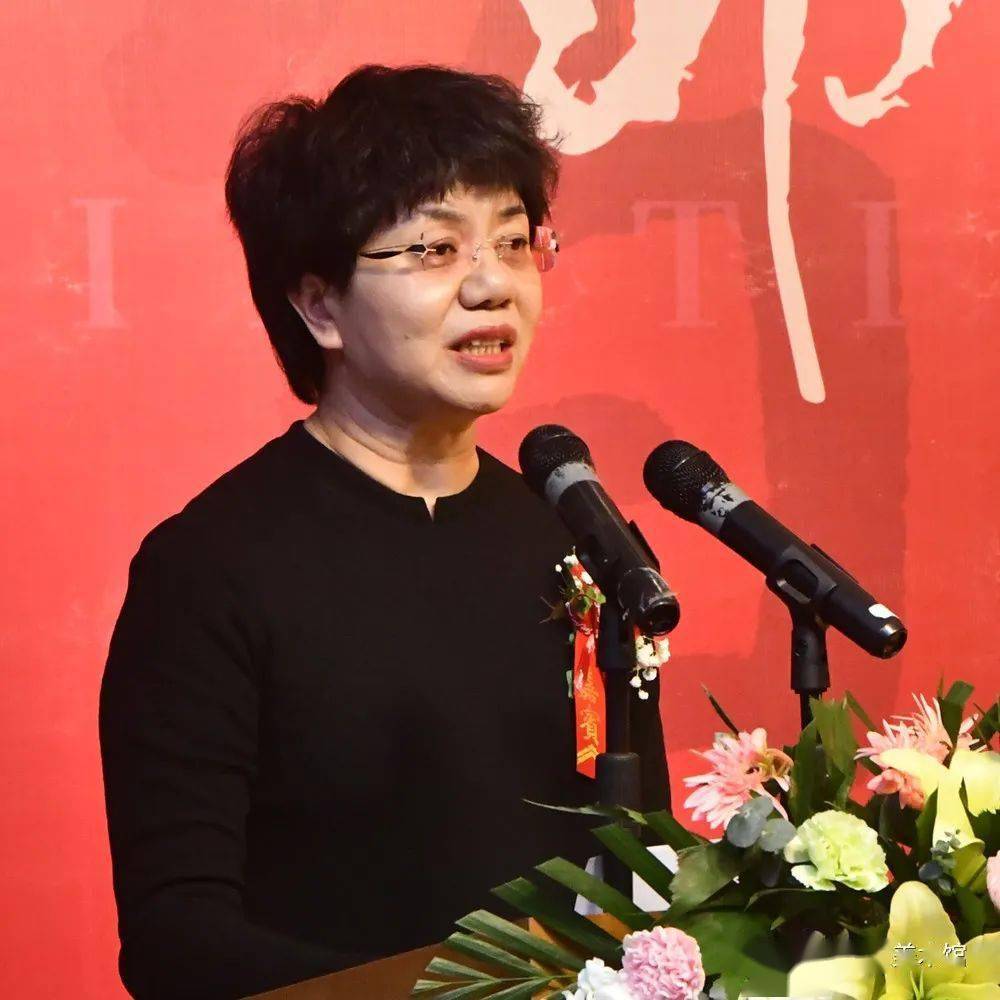 双星名人集团副总经理 徐艳华徐艳华在致辞中激动地说到,文化是民族的