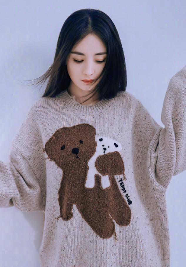 杨幂时尚感真强高马尾配毛衣元气满满镶钻亮片短裙时髦吸睛