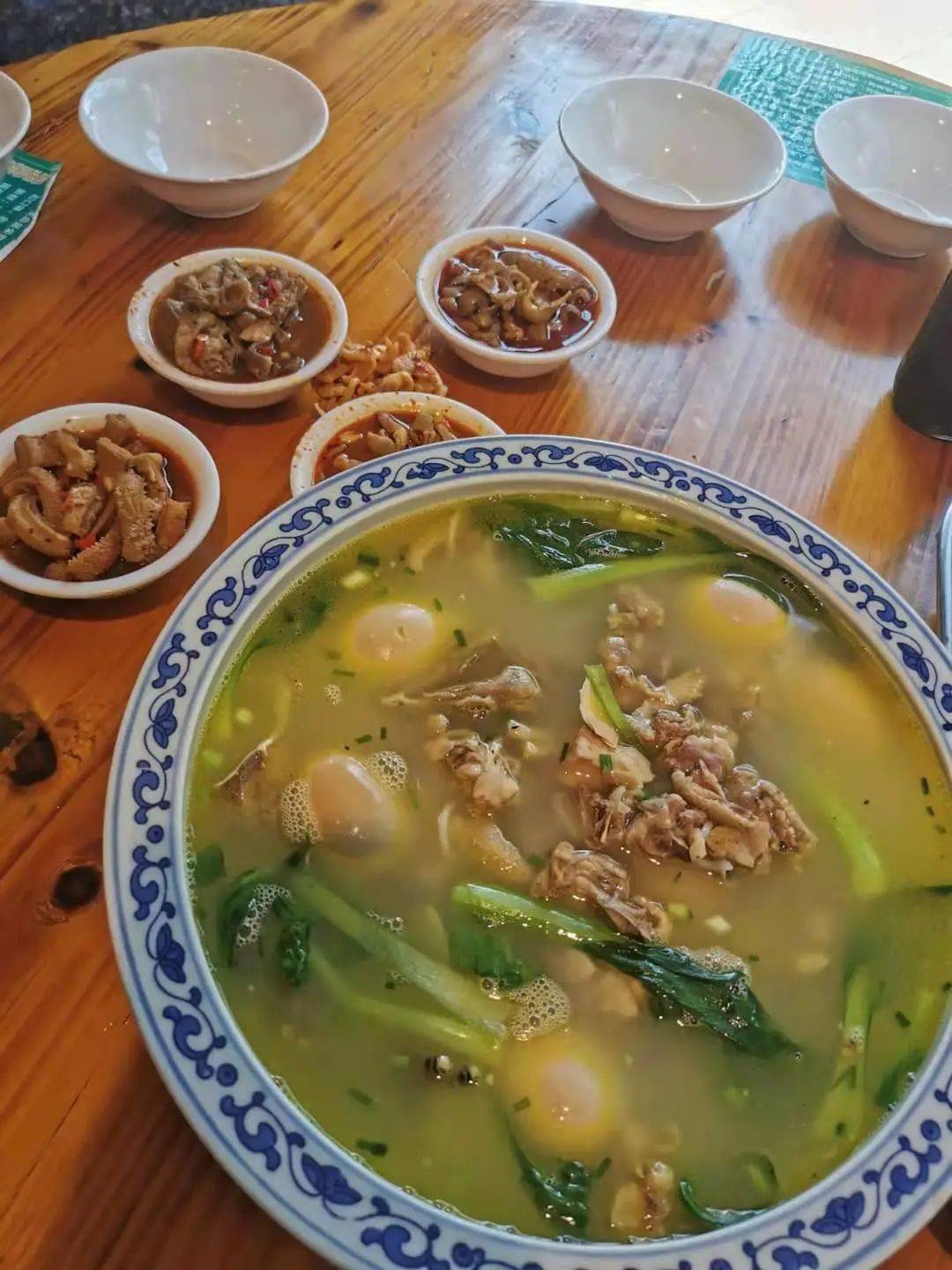 阳光城旁的邱芳粉店一碗三鲜粉则标价10元,但在曾巩大道店自疫情后则