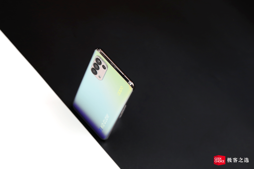 opporeno5摘下星星放到手机后盖上