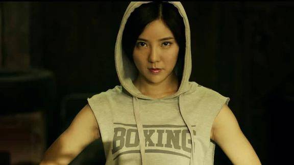 两个柔弱的美女竟然打倒一群古惑仔黑老大出场瞬间就爽了