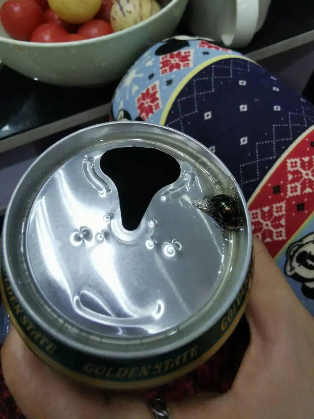 昨天晚上买了一提啤酒,喝了几听了,最后一个听竟然喝出来一只绿豆蝇