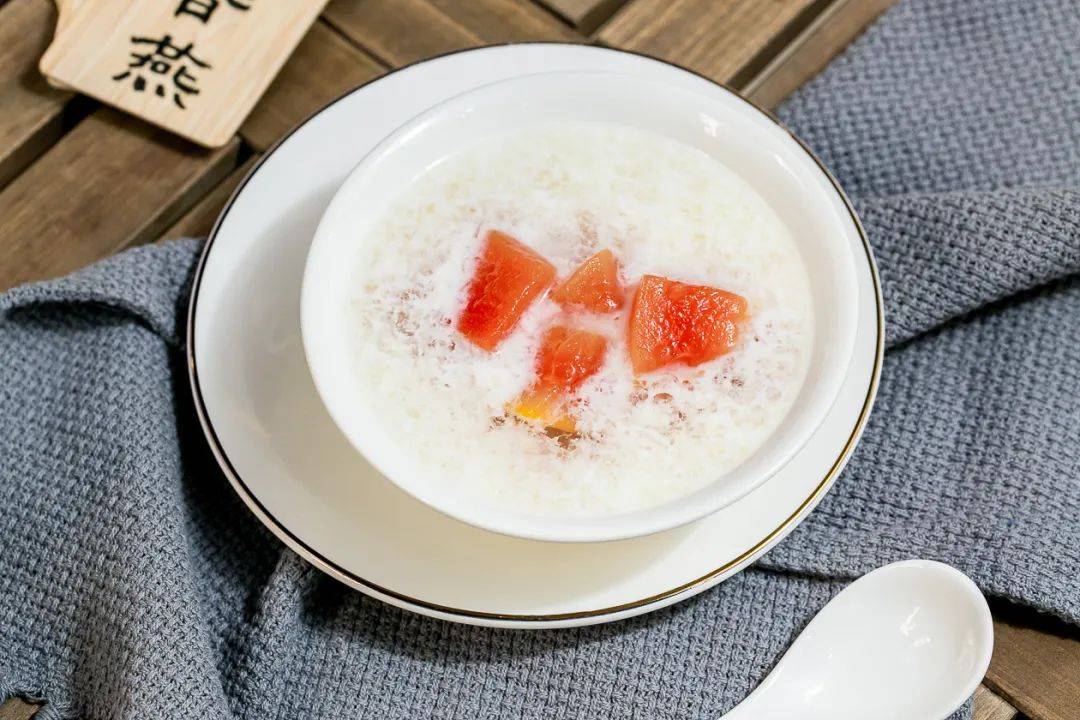 ▼ 牛奶木瓜雪燕 ▼纯手工制作的姜汁椰香糕,看得见的q弹,尝上一口