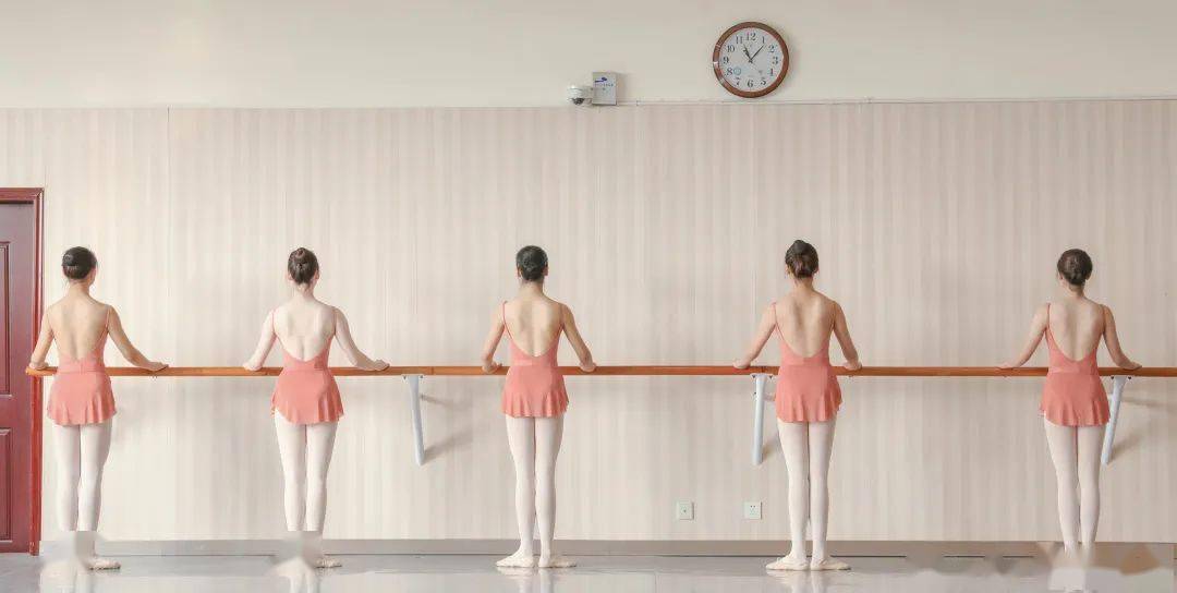 舞影图集四川师大舞蹈学院2020级7班芭蕾舞基训课堂精彩瞬间授课教师