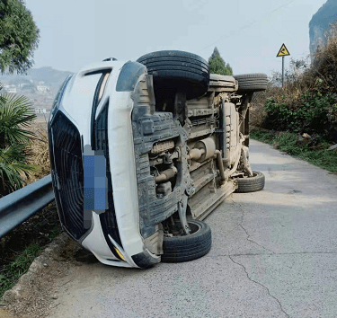 新化一小车离奇侧翻!