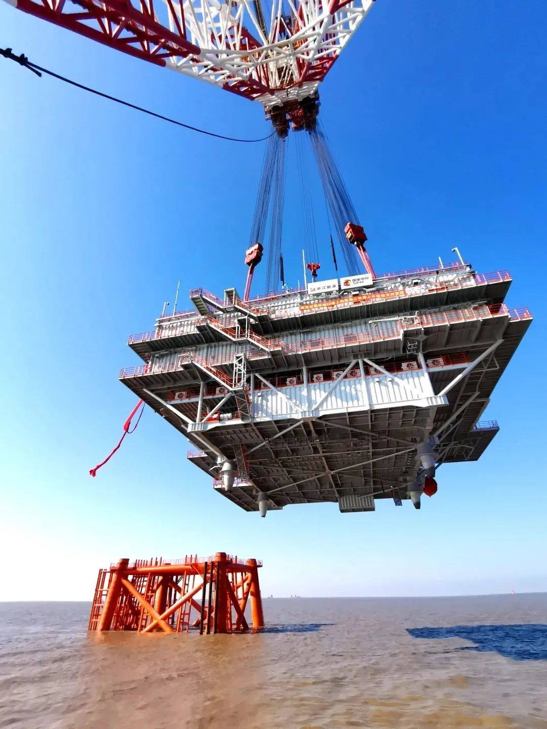 5000吨起重船吊装重达4000吨的海上巨无霸顺利就位