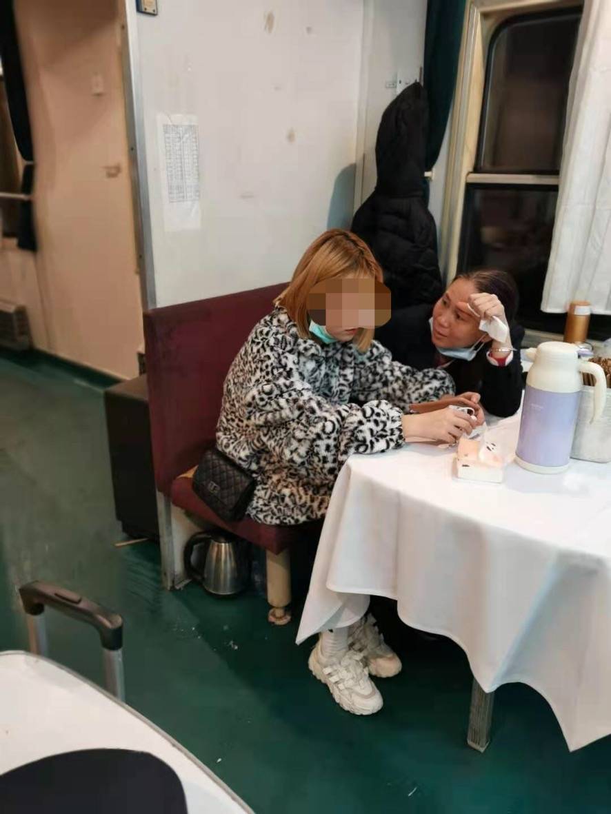 被父親用衣架打了16歲女孩憤而離家半年跨省見網友拉黑家人幸運的是