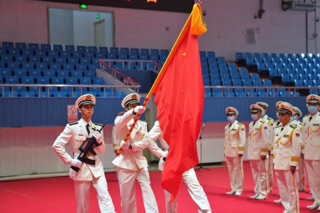 带你去看9所军校授旗现场_军旗