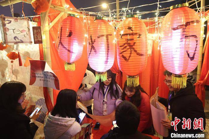 南京高校开启“新春游园会” 洋溢浓浓年味迎新年