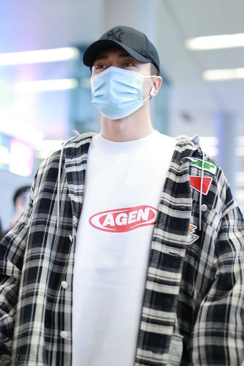 高伟光穿白色打底外搭格纹休闲装现身机场,头戴棒球帽休闲帅气