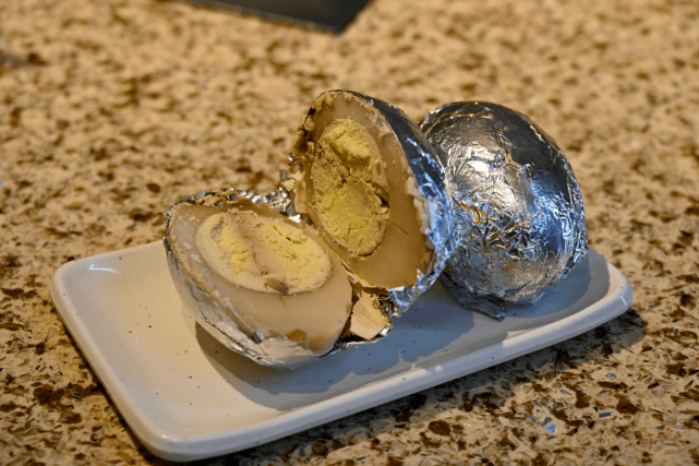 长白山有一个特色菜品,烤鹅蛋!这也是"新延烤串"的拿手小菜