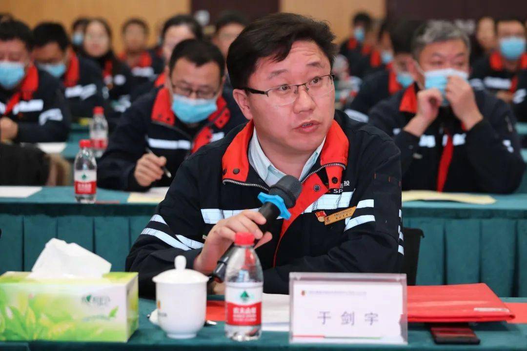 机关第一党支部书记徐英凯述职公司所属8位支部书记分别从履行职责