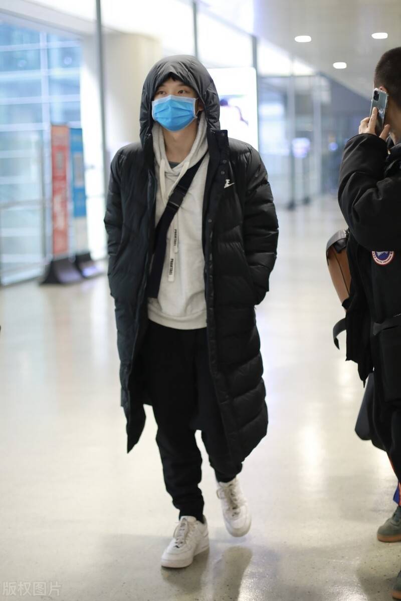 《大江大河2》董子健现身机场,穿卫衣搭配羽绒服有些随意