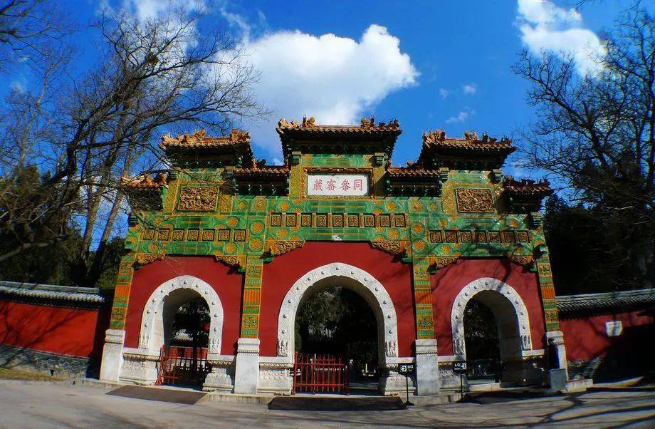 在北京西山的卧佛寺宾馆,这是距传说的曹雪芹故居"黄叶村"不远的地方