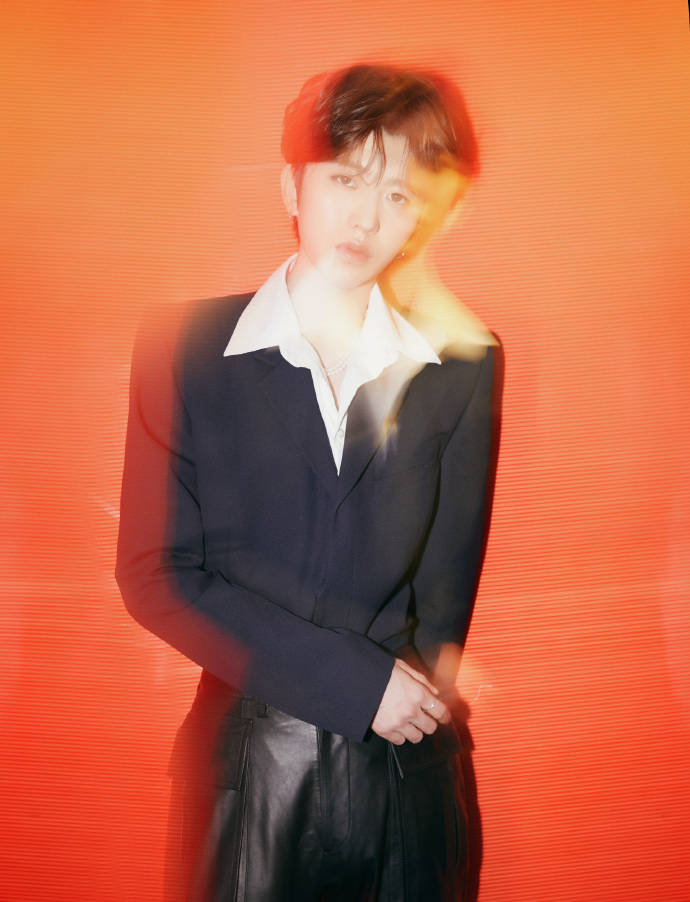 去年今日蔡徐坤荣获星光大赏年度号召力艺人重生舞蹈首秀展现舞台绝对