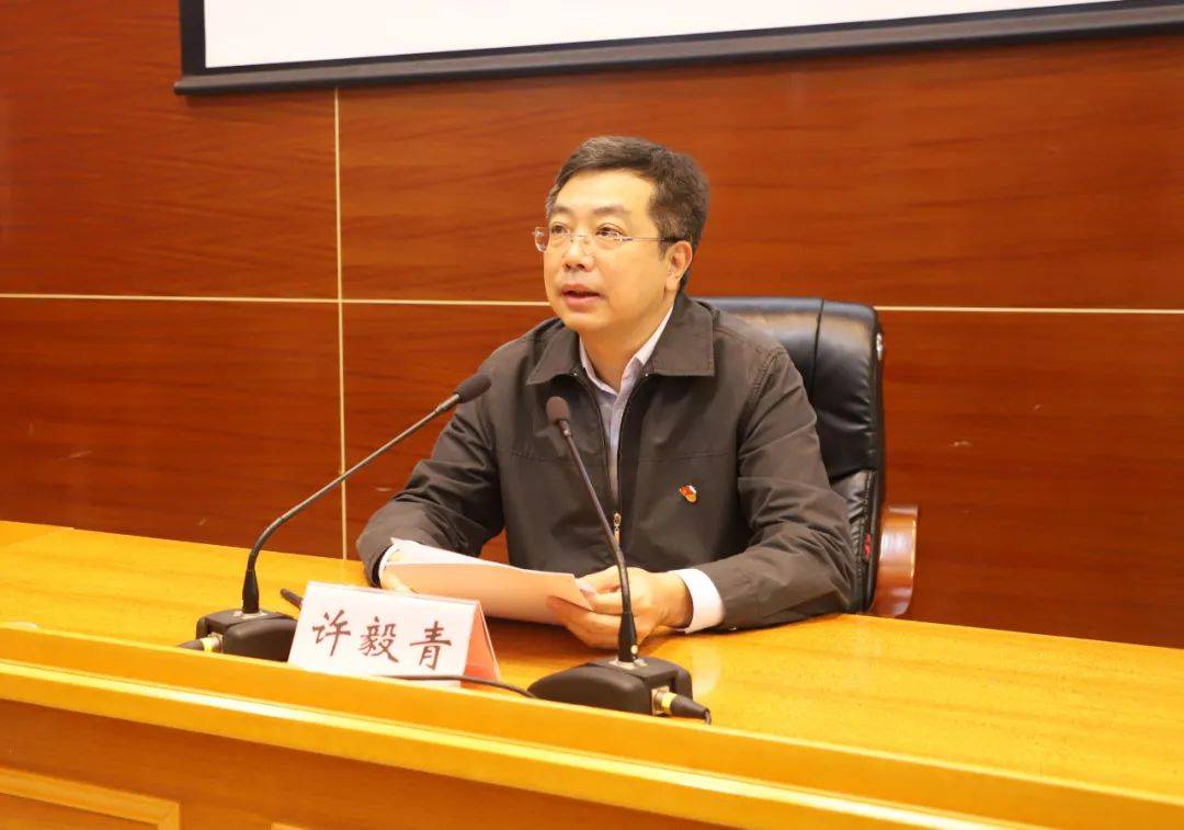 今天,机关党员开大会