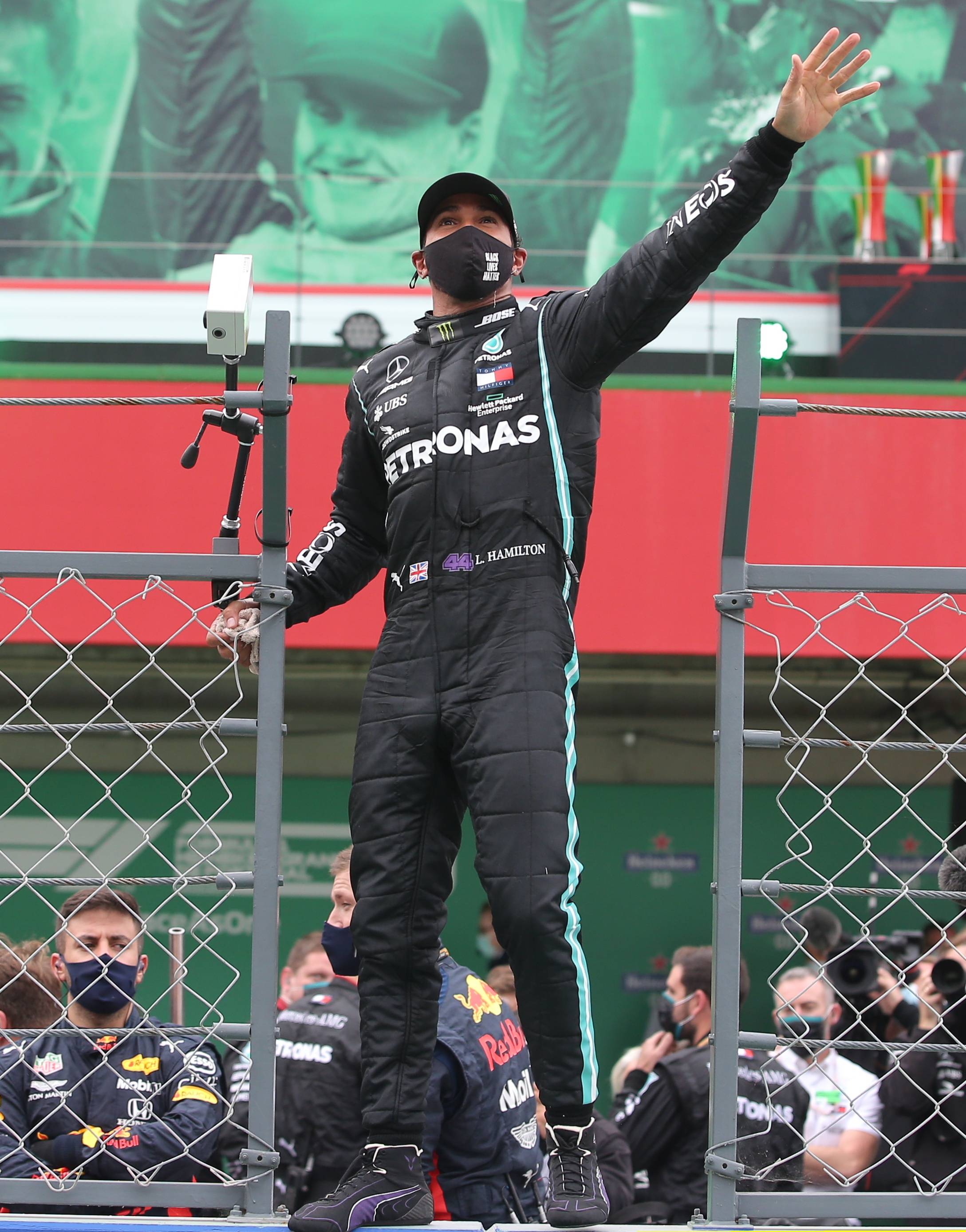 这是2020年10月25日,汉密尔顿在2020赛季f1葡萄牙大奖赛正赛后庆祝.