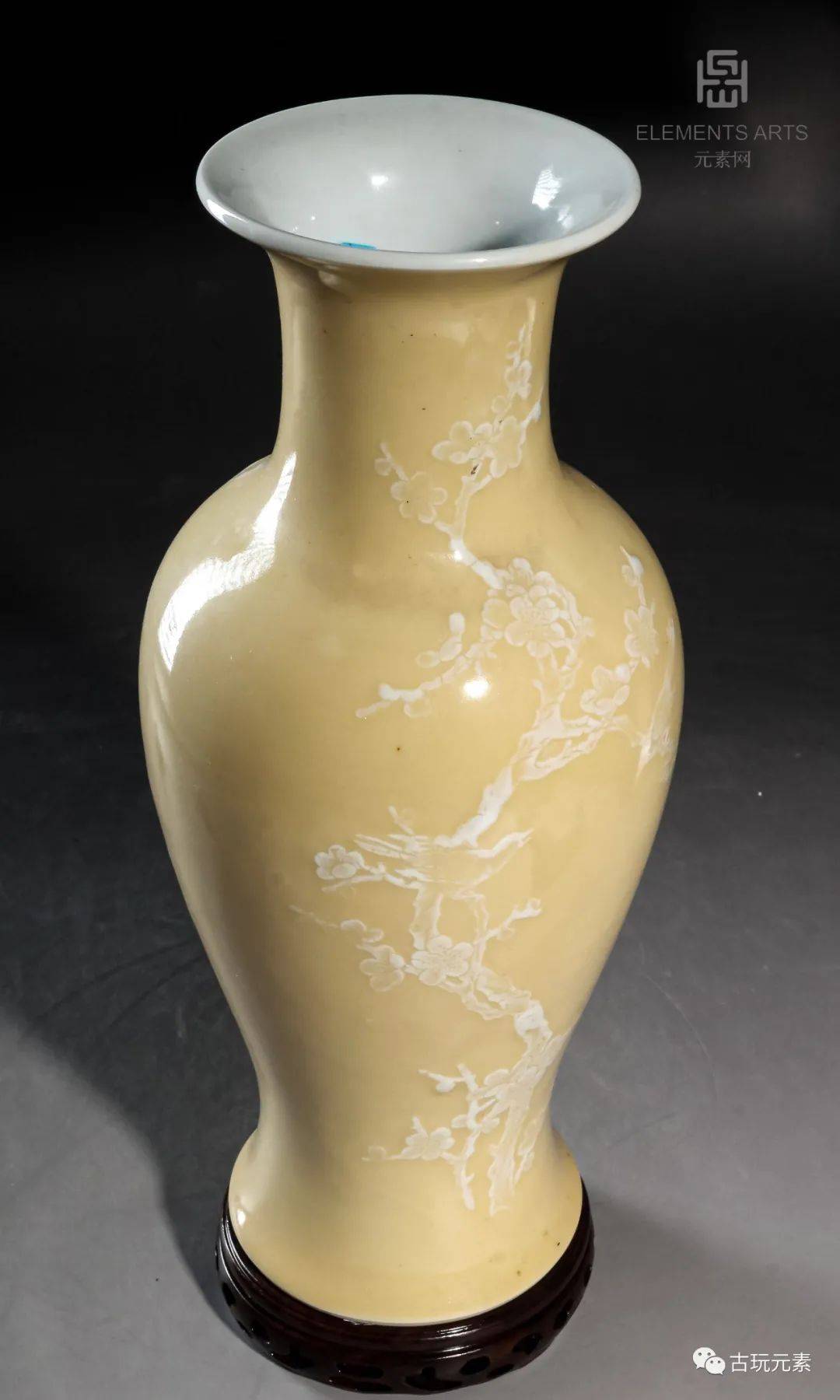 普救人间灾难,是宫廷及民间最为常见的佛教供养菩萨,明清的景德镇窑