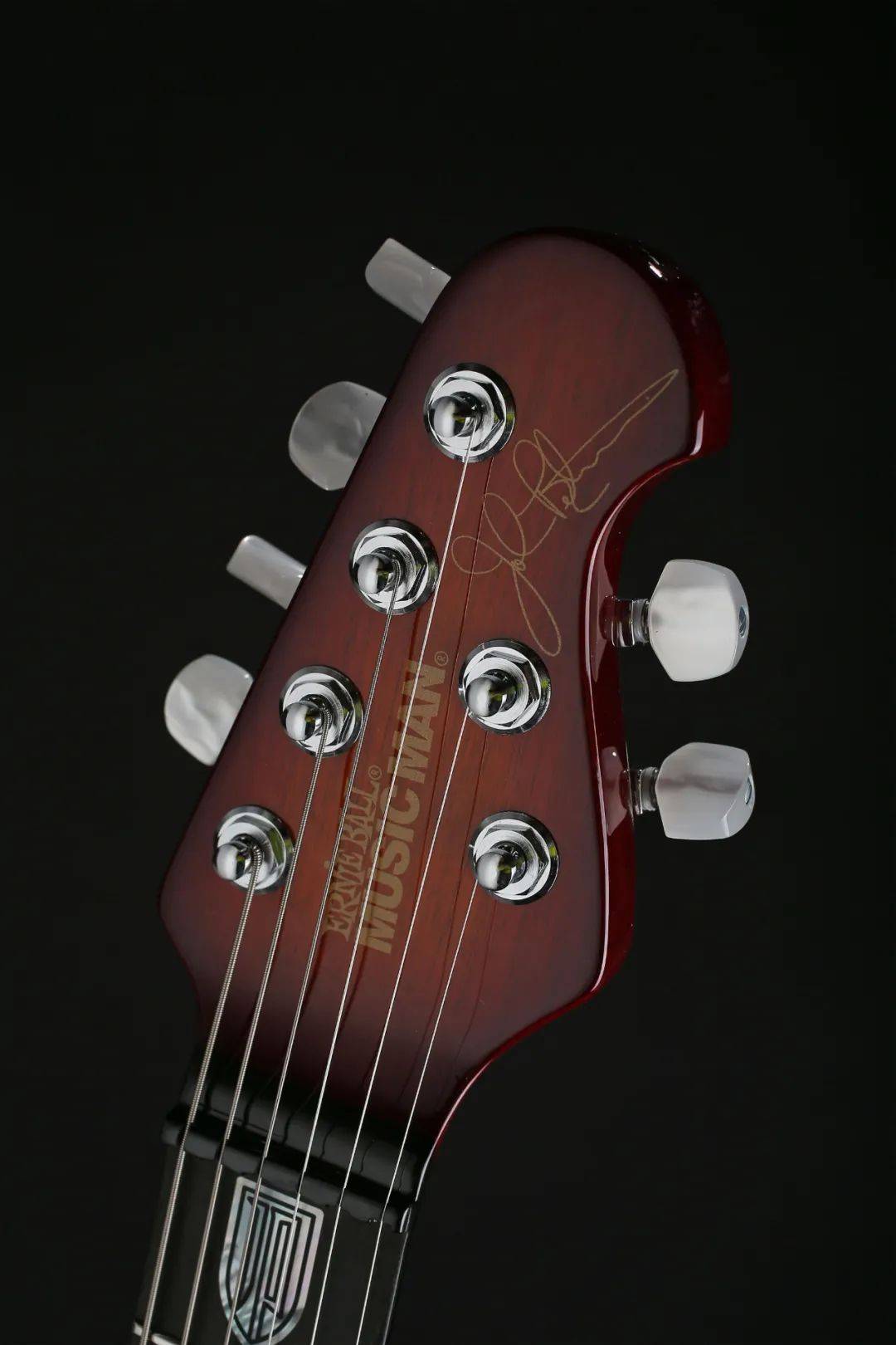 提供闪电般的快速演奏体验musicmanjpfiguredtop系列吉他