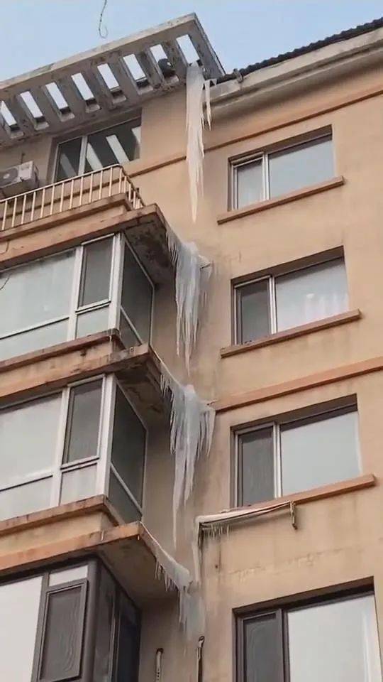 可怕!丹东一小区15米冰溜子悬在楼顶