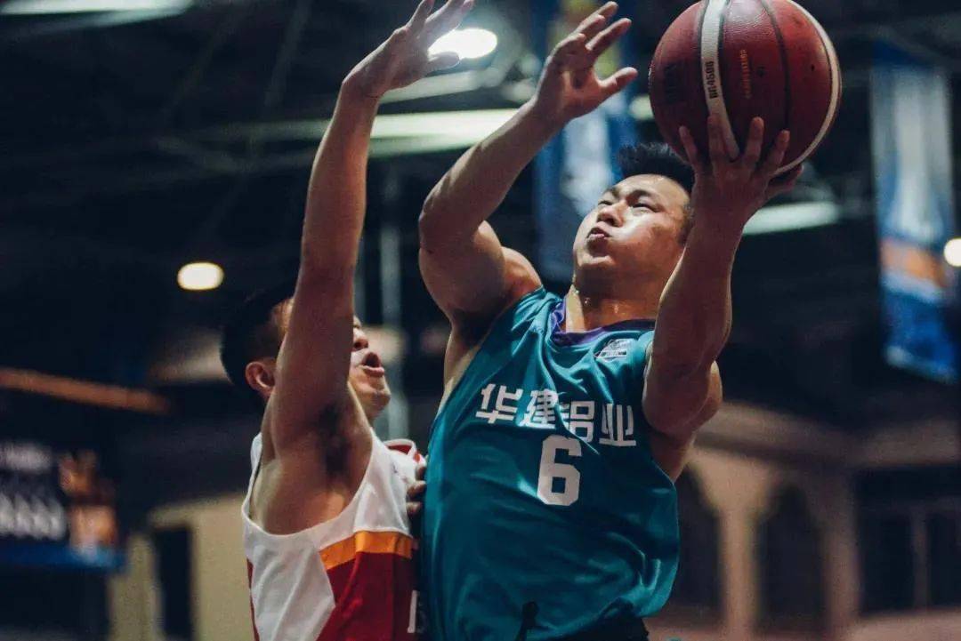 比赛一开始,华建铝业18号张振虎连下三球,后又抢断助攻6号向紫龙打进