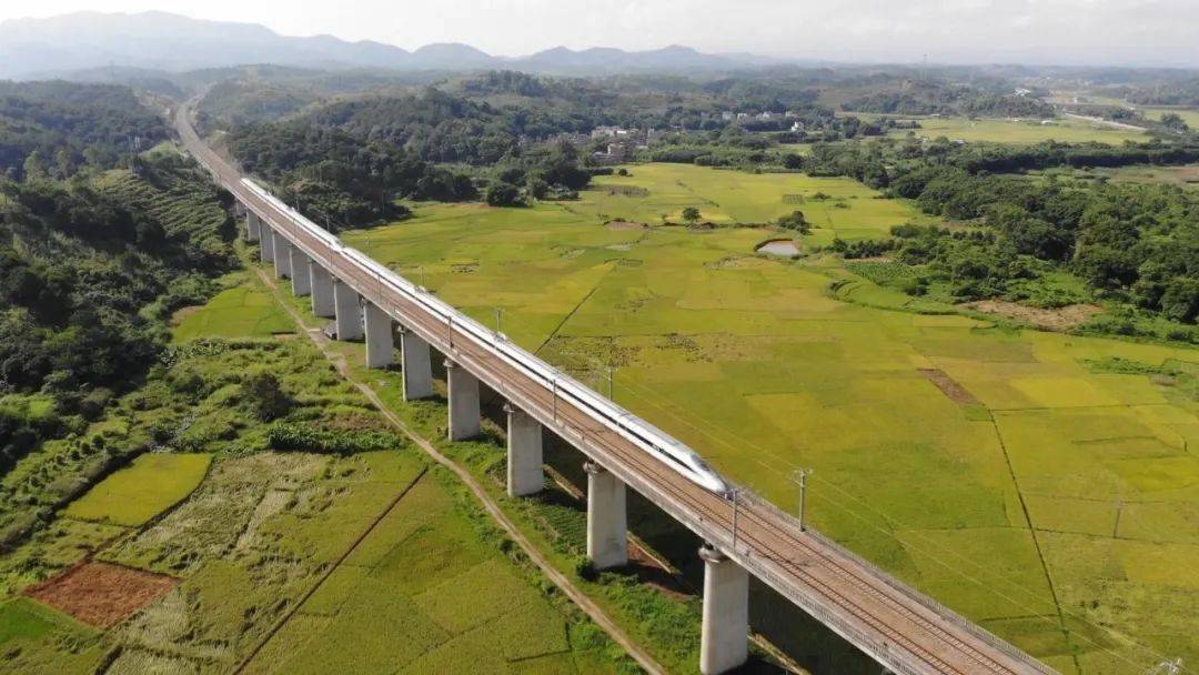 高铁开通运营后,进一步完善中西部铁路网结构,把广西人口密集的藤县