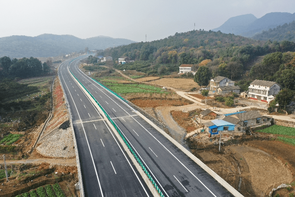 12月30日,湖南省安乡至慈利高速公路石门至慈利段建成通车试运营.