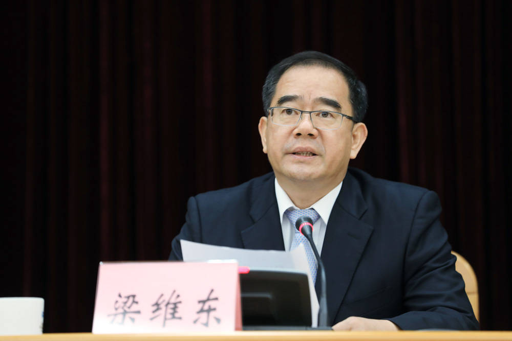 东莞市委书记梁维护东努力在物质文明建设和精神文明建设上都交出优异