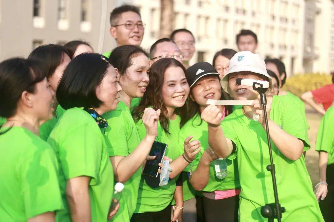 (老师们在分贝仪上读出规定内容)分贝仪上的数字,汇集了团队的力量