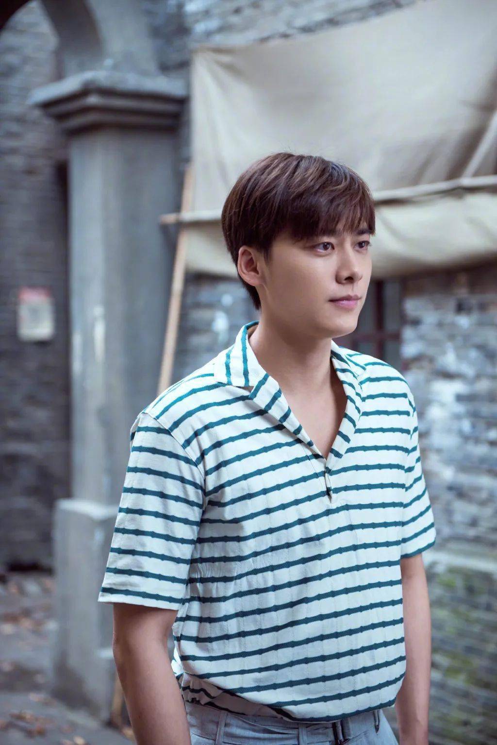 刚澄清绯闻又和李易峰传出恋情金晨能别盯着一个人吗