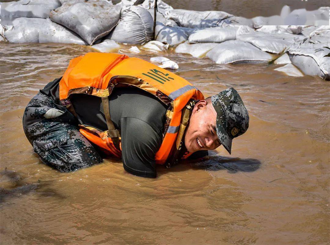 下面记录的是2020年7月17日中午,东陆72集团军73123部队100多名官兵
