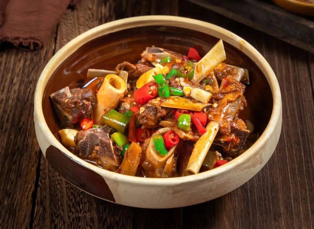 夹取喜爱的蔬放入锅中游弋片刻 汤底的鲜甜滋味被尽收其中 羊骨头提前