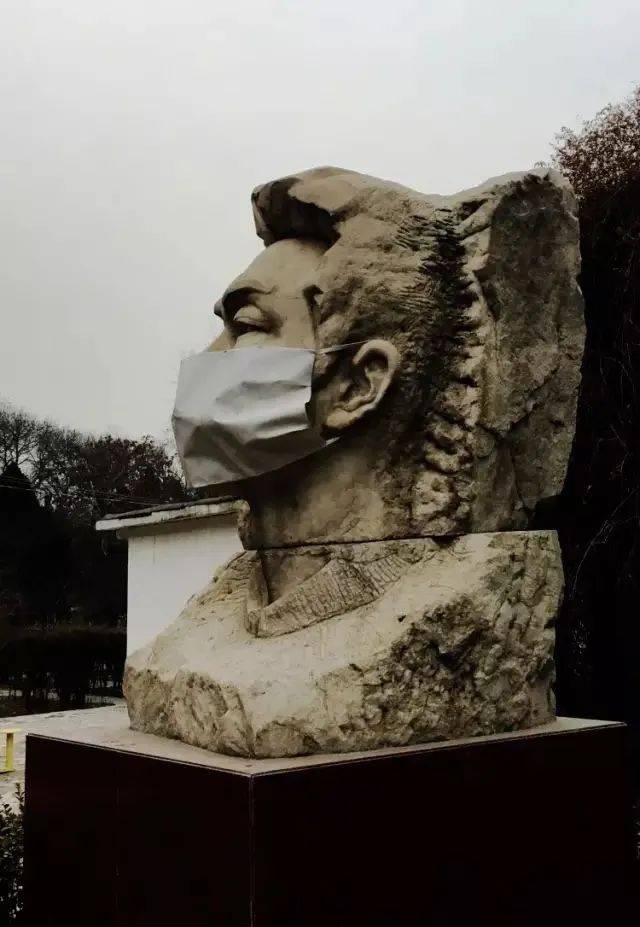 岑春煊,鲁迅等雕塑的照片山西大学校园内的很多雕塑被带上了白色"口罩