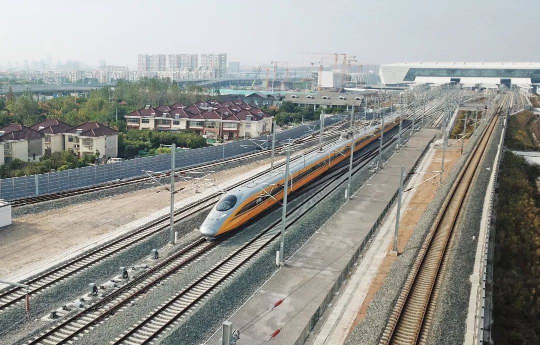 江苏沿海高铁大通道今天全面贯通了