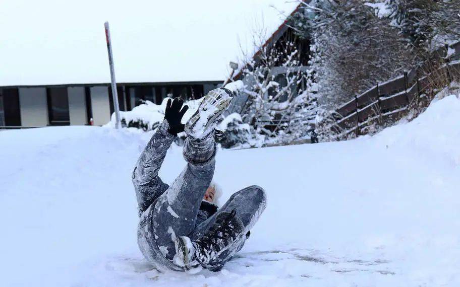 下雪天摔跤图片