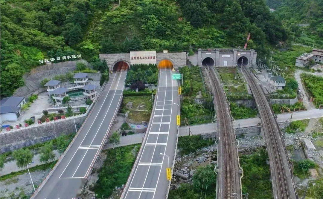 包茂高速秦岭终南山公路隧道与西康铁路秦岭隧道这些交通设施是便利了
