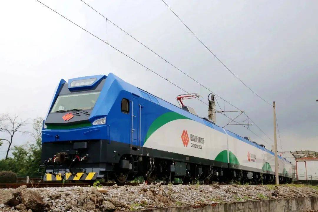 中国中车集团与国家能源集团联合研制全球最大功率"神24"电力机车在