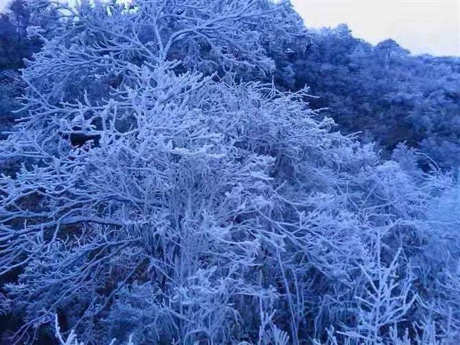 天台山上雪照云光