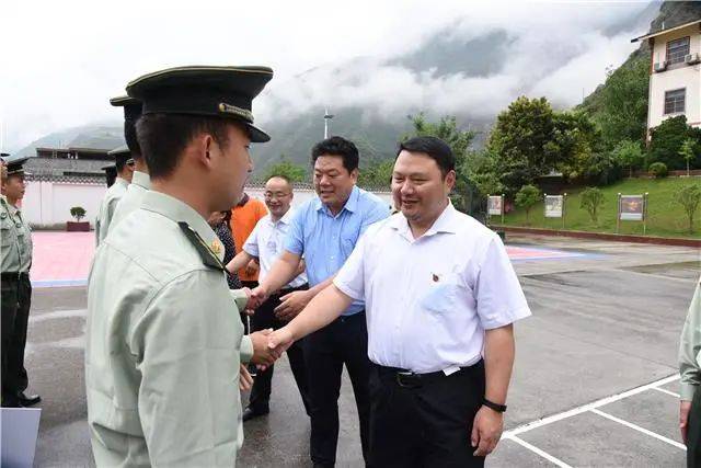 "八一"建军节前夕,7月24日,县委副书记,县长陶钢带队看望慰问退役军人