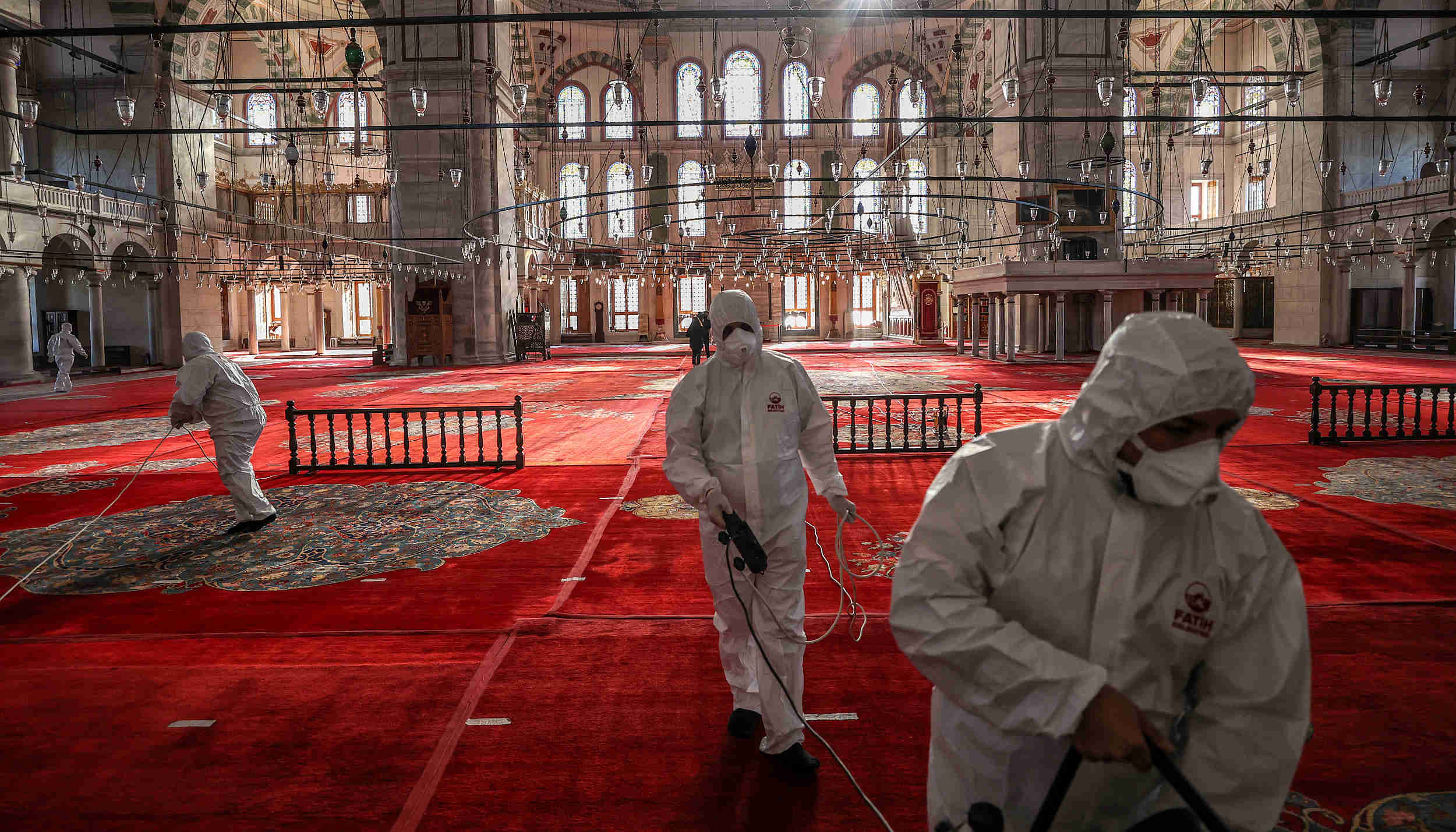 变种新冠病毒或已在美国现人际传播,法国部署10万警力确保跨年夜宵禁