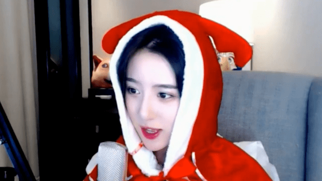 呆妹儿心机太深?小团团cos照被喷太丑,立马发同款cos照,差距