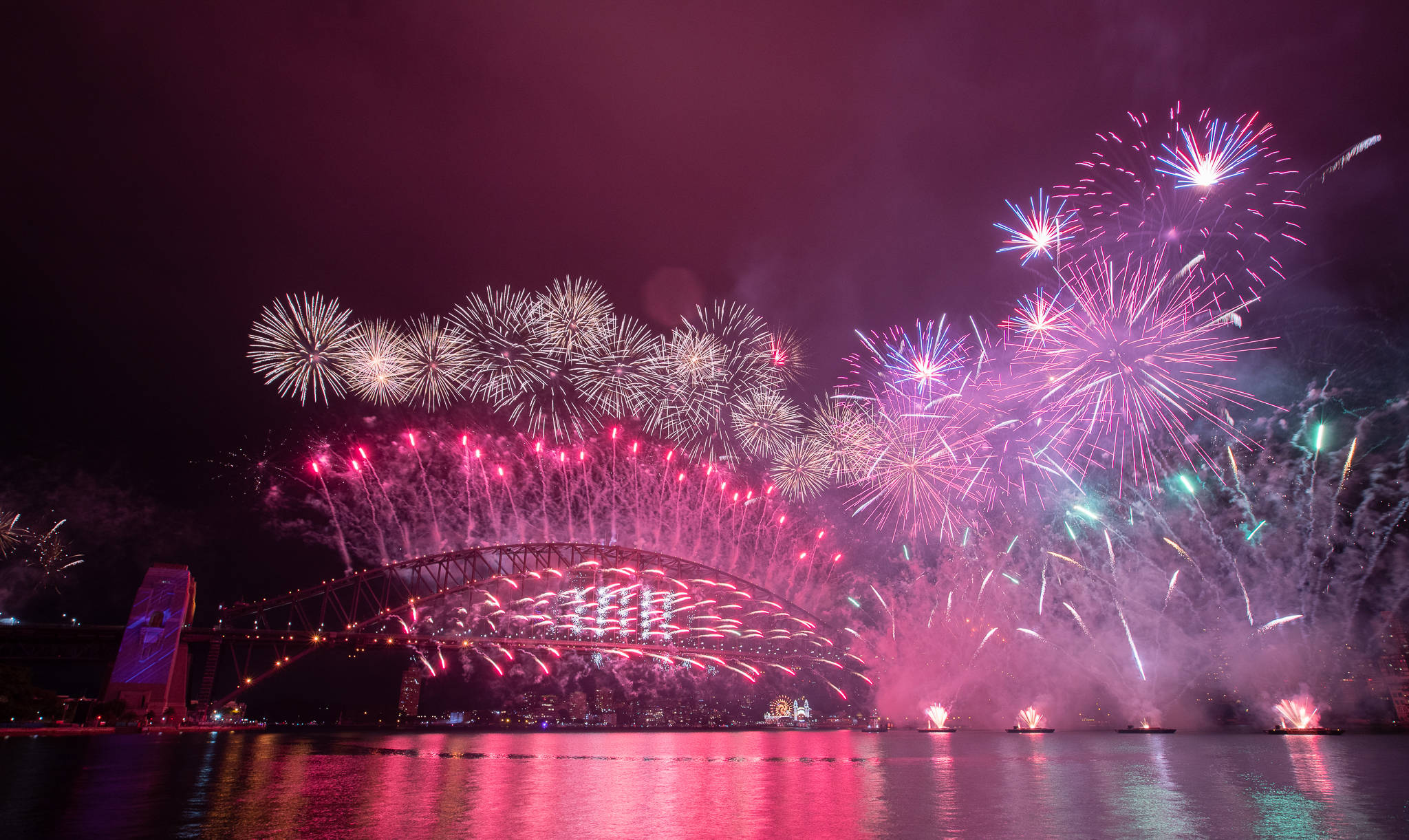 烟花飞舞迎新年图片